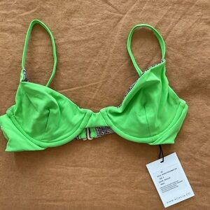 Manhattan Acacia top Spring 2024